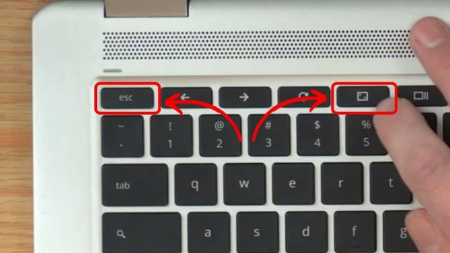 Állítsa vissza a Chromebook tálcáját a teljes képernyőből való kilépéssel
